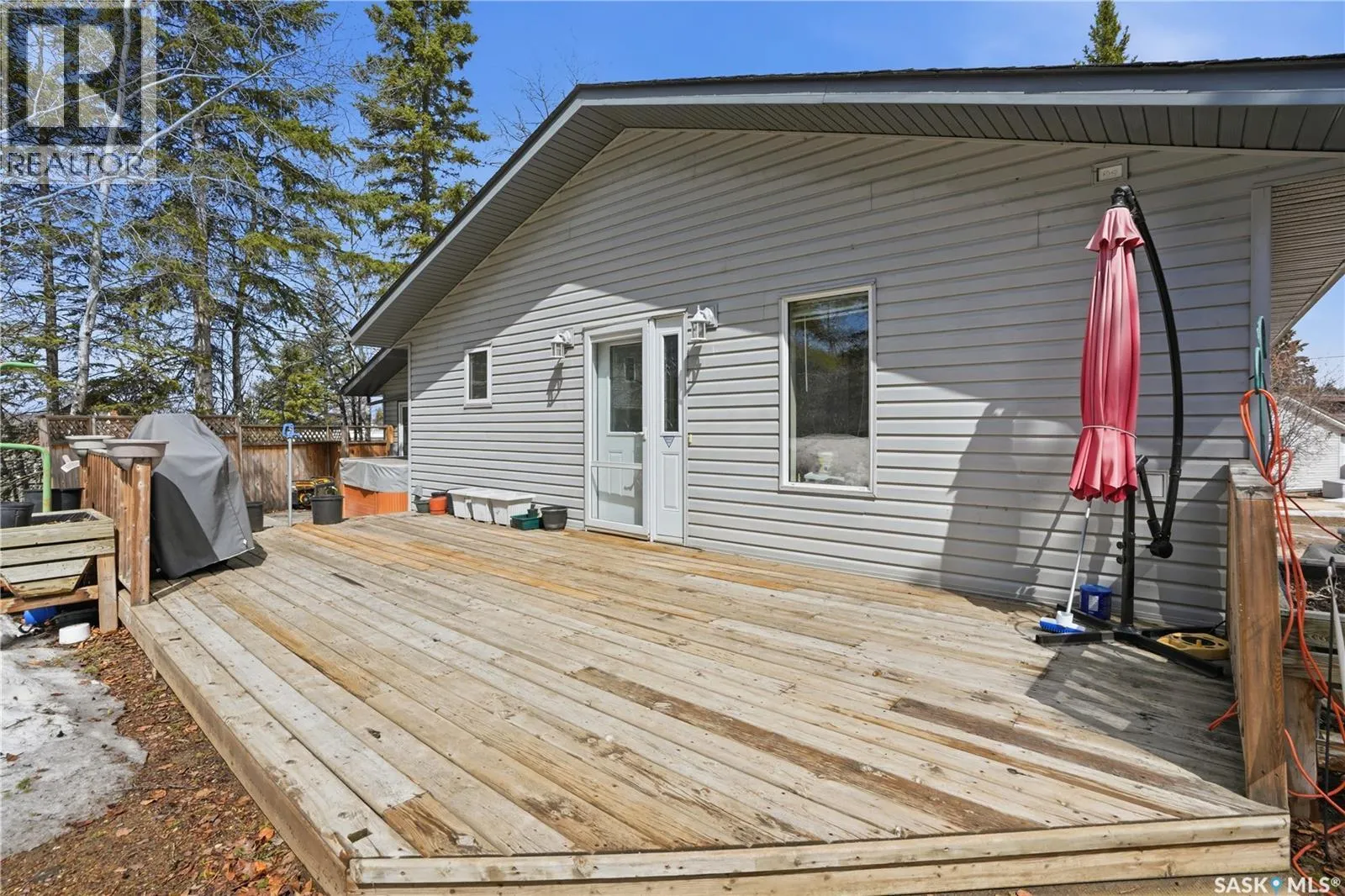 205 bay DRIVE W