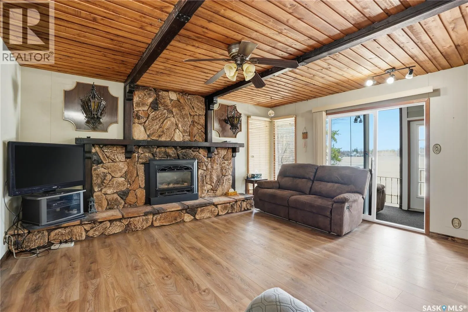 205 bay DRIVE W