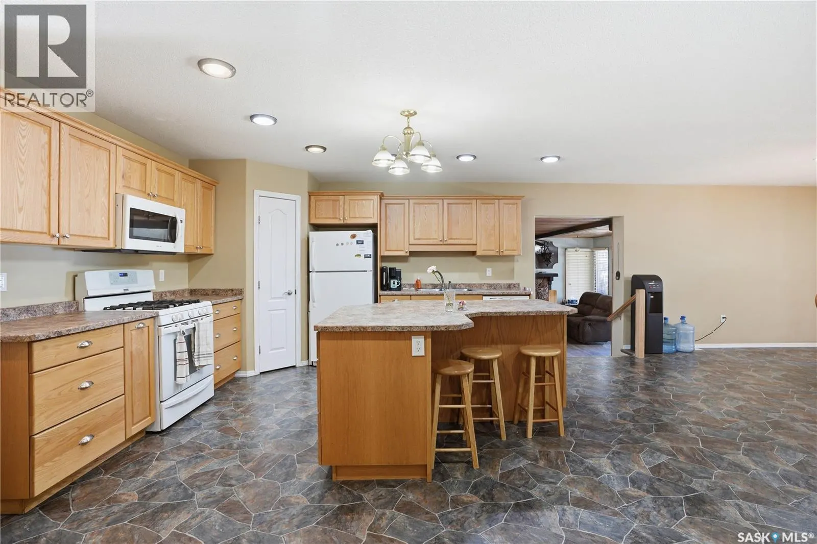 205 bay DRIVE W