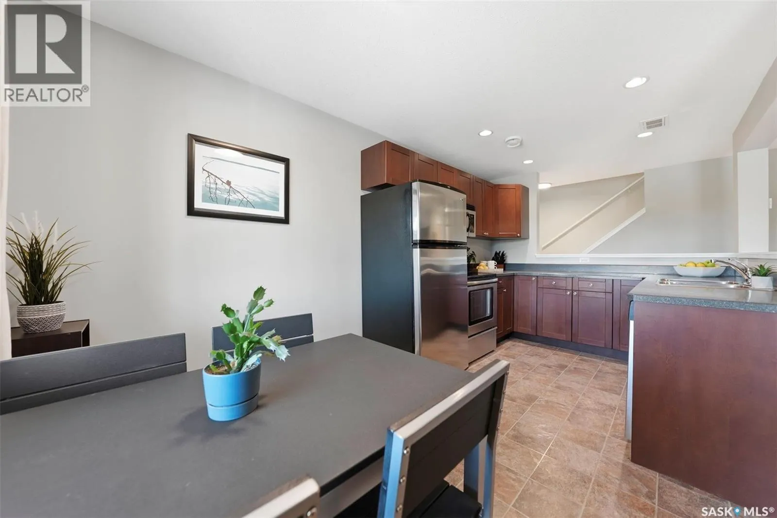 203 515 28th STREET E