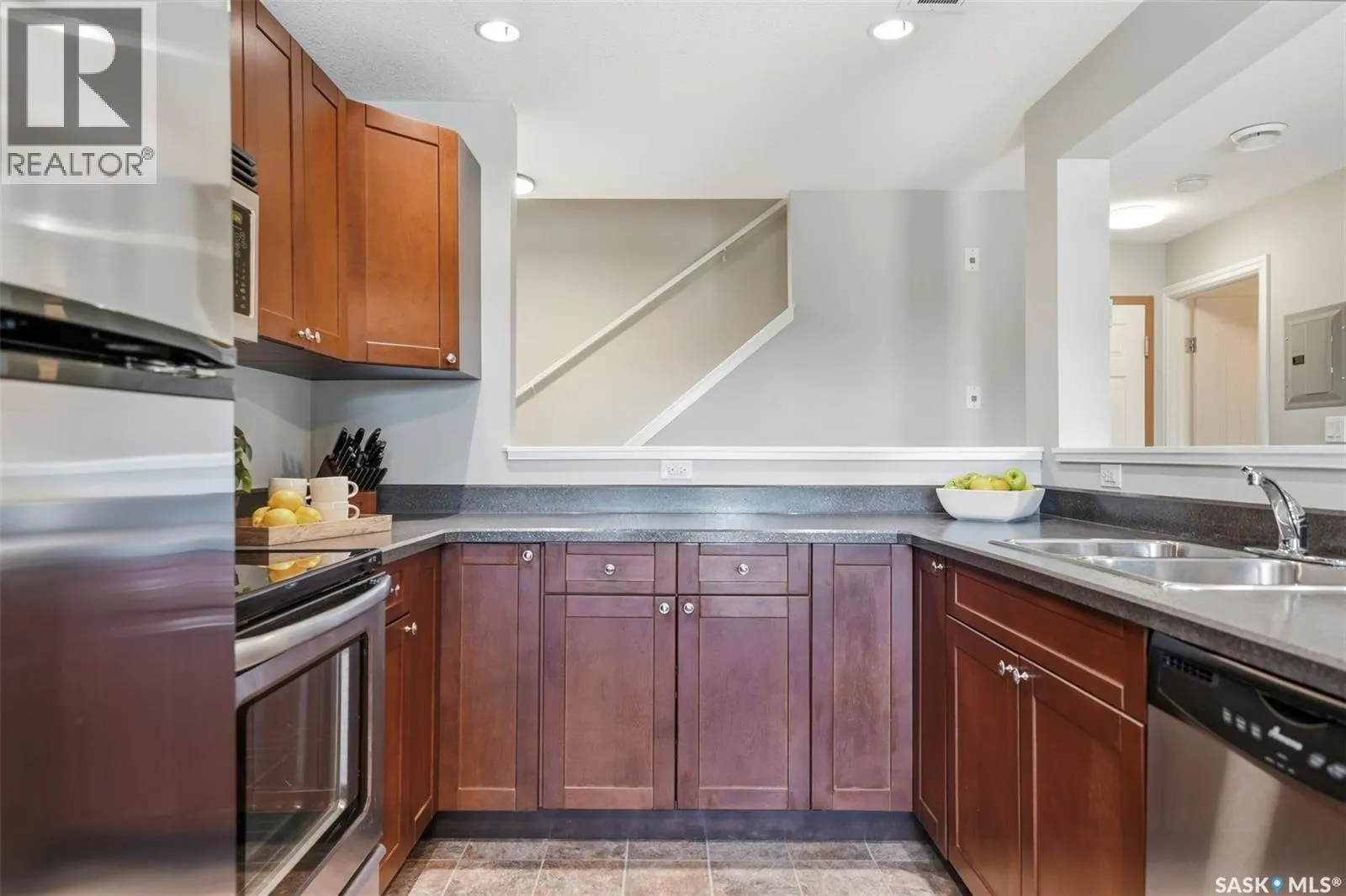203 515 28th STREET E
