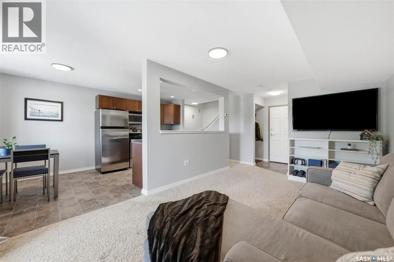 203 515 28th STREET E