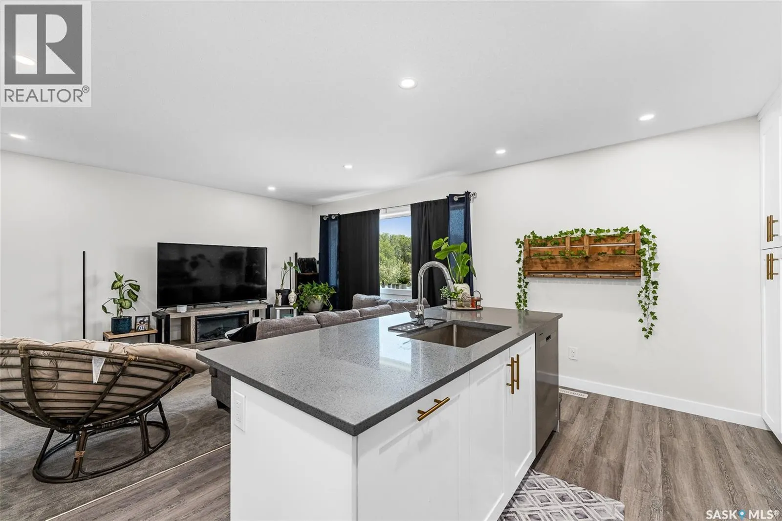 424 9th AVENUE W