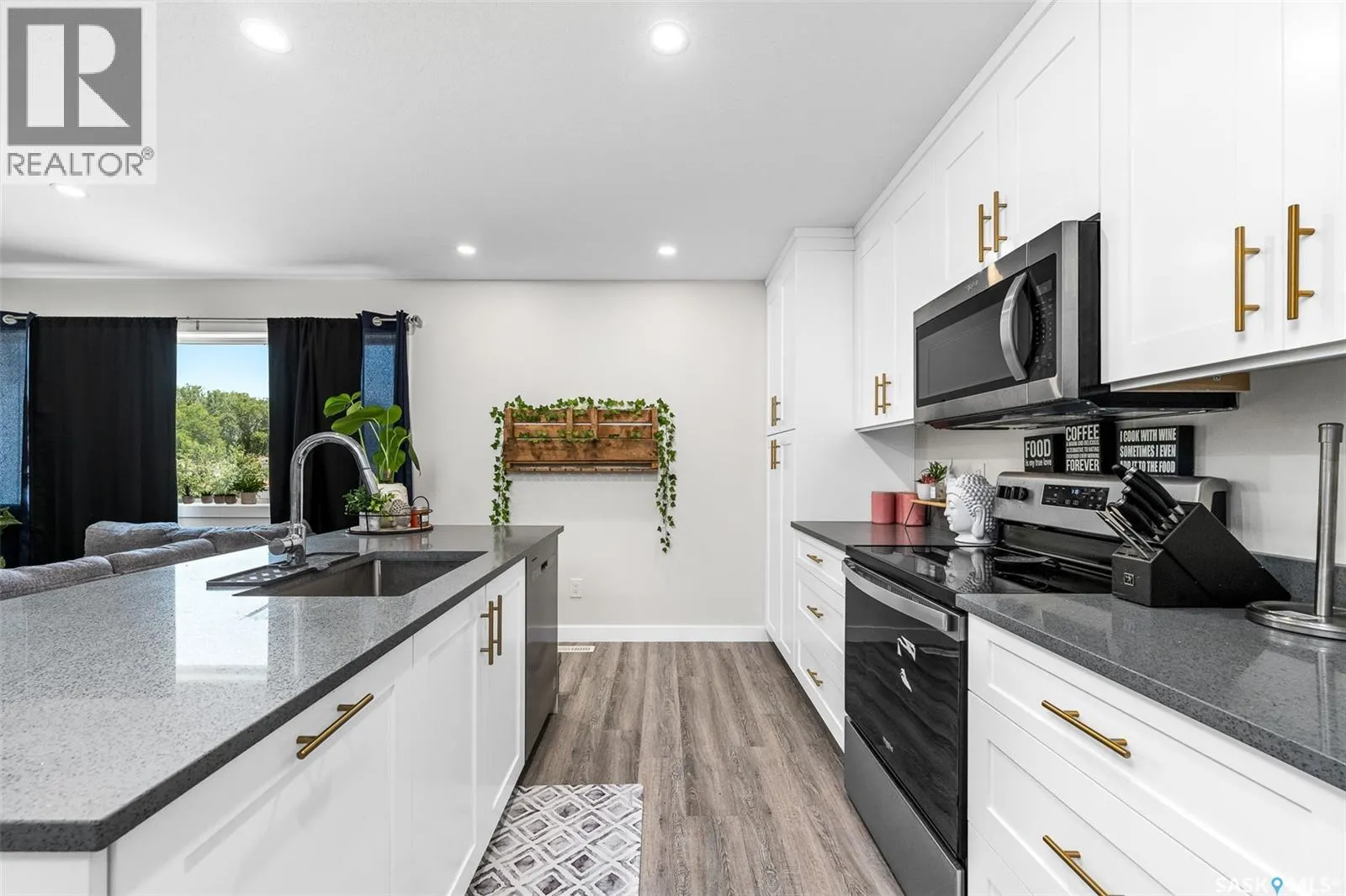 424 9th AVENUE W