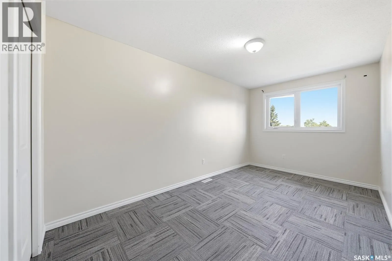 210 515 28th STREET E