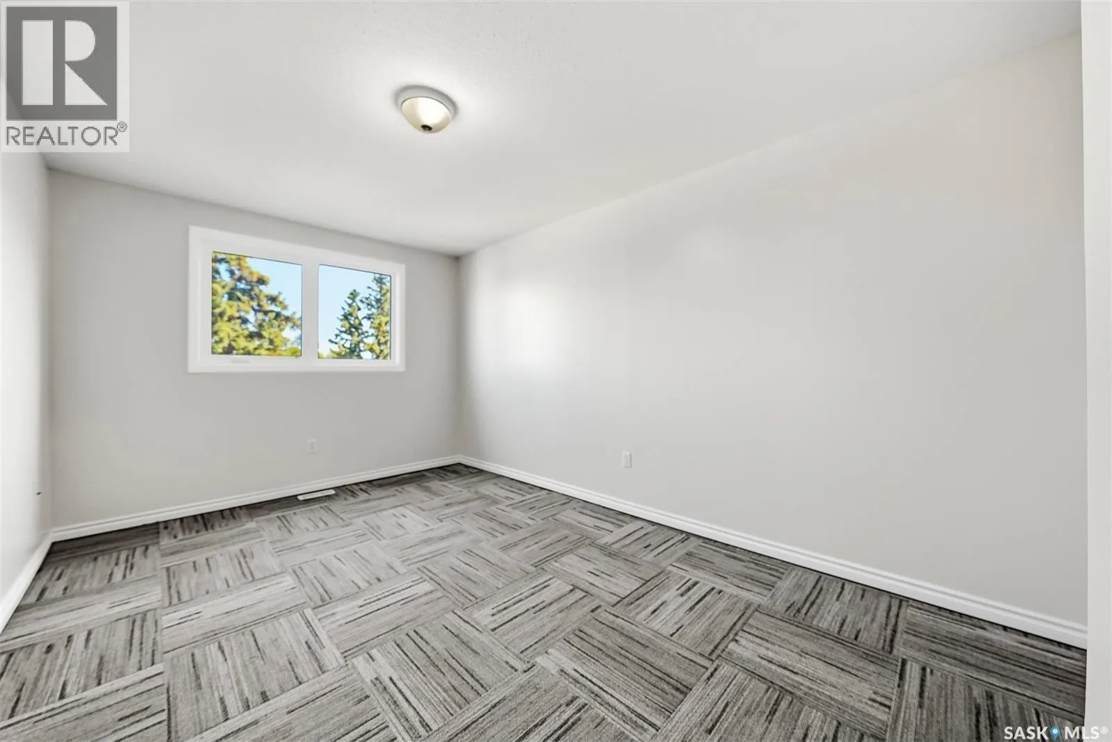 210 515 28th STREET E