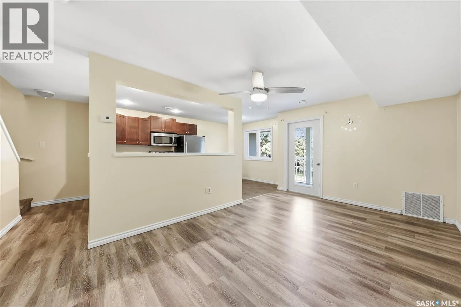 210 515 28th STREET E