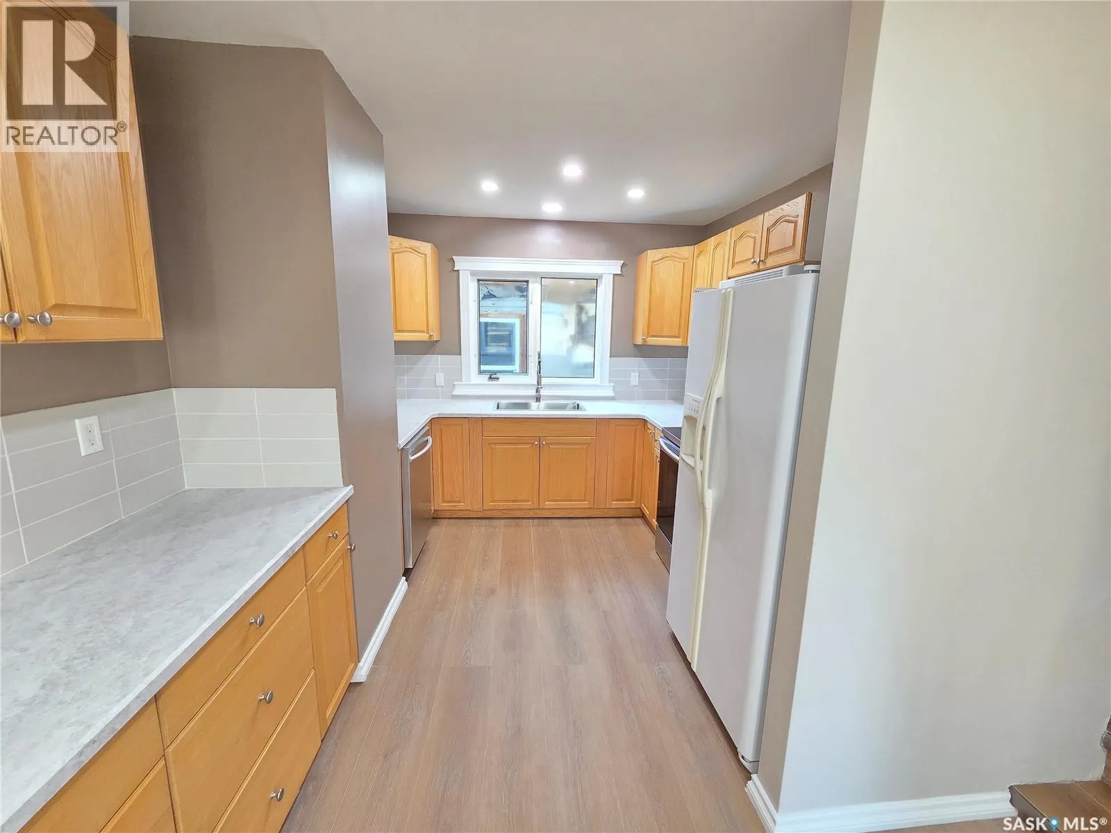 859 Cartier AVENUE