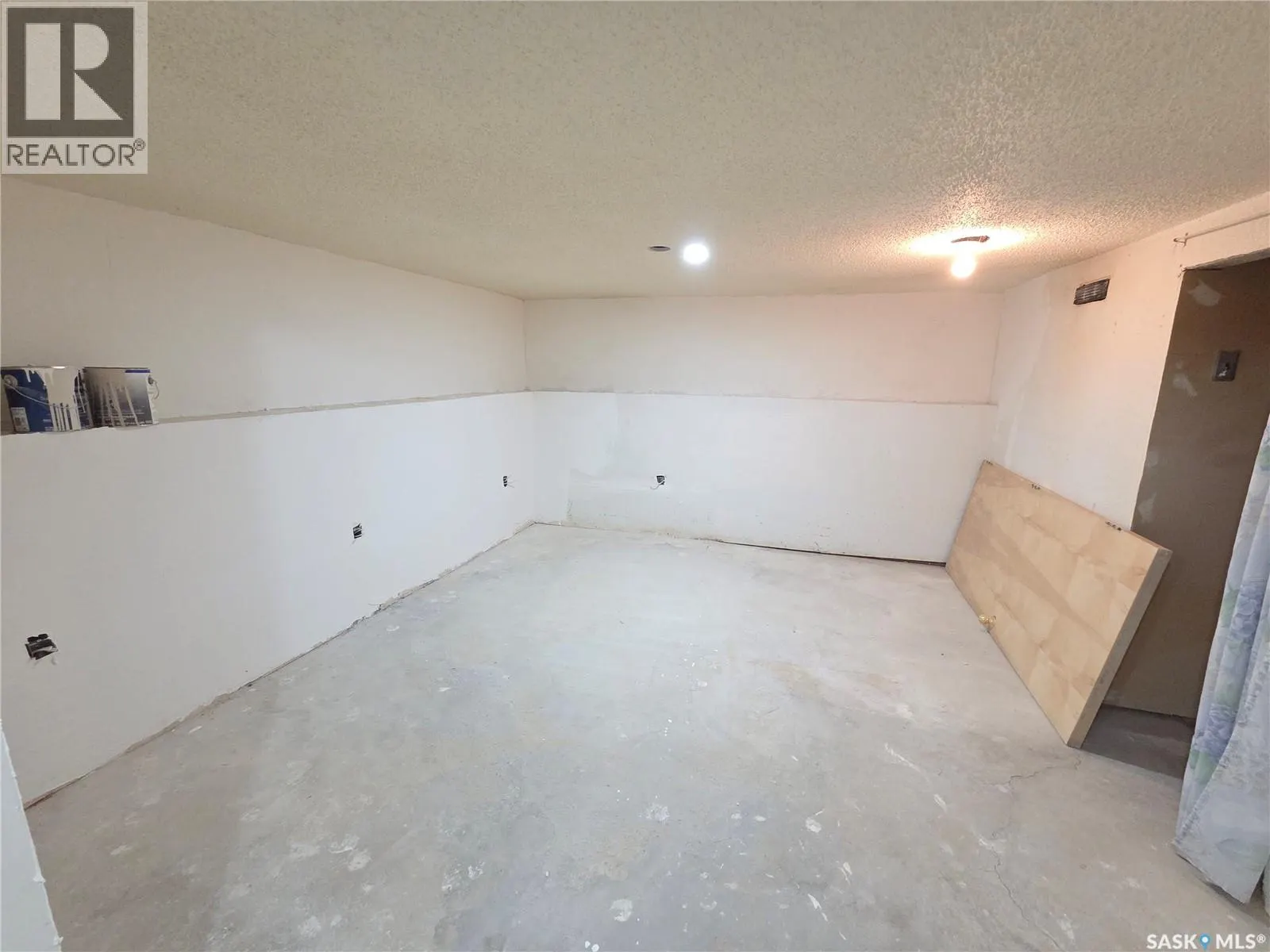 859 Cartier AVENUE