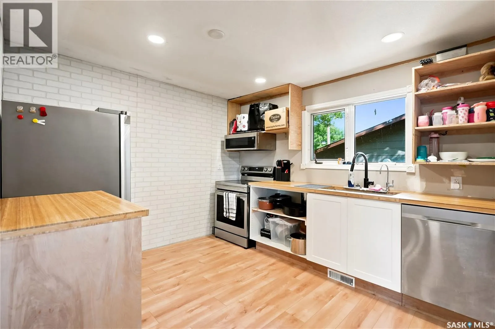 56 Iroquois STREET W