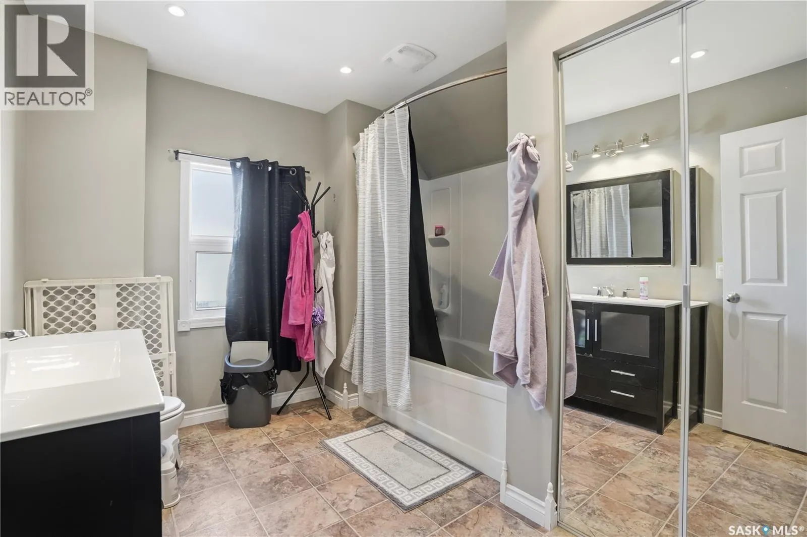 56 Iroquois STREET W