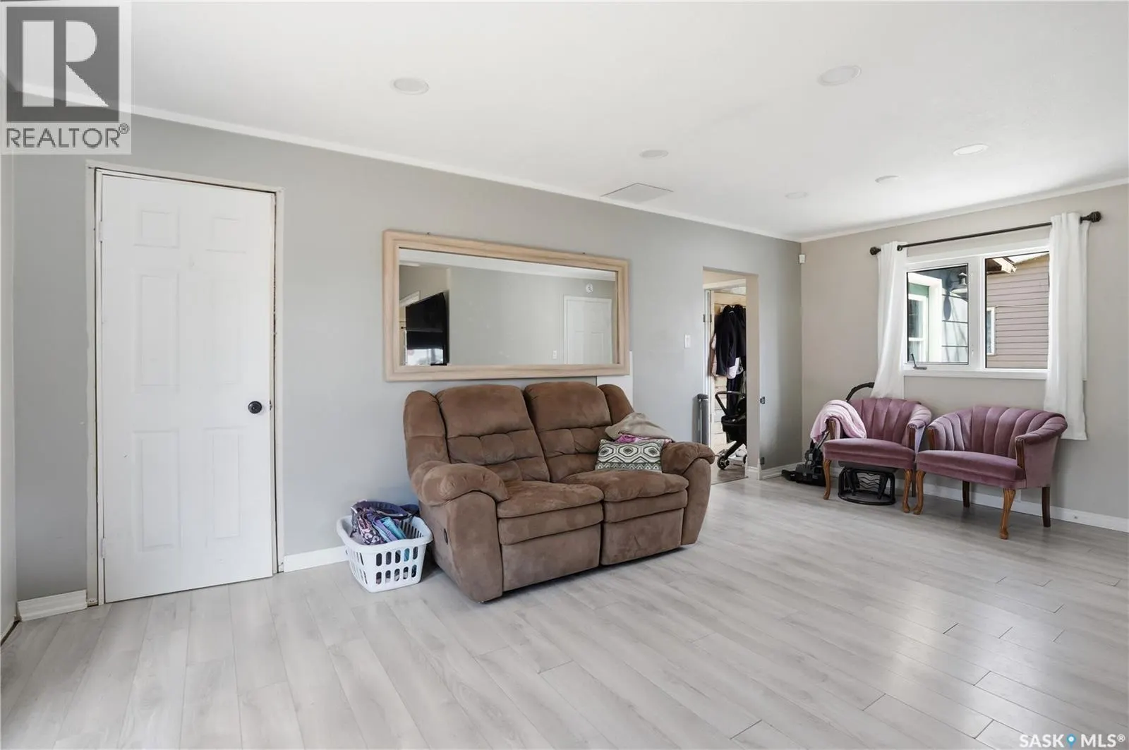 56 Iroquois STREET W