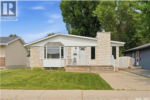 310 Douglas CRESCENT