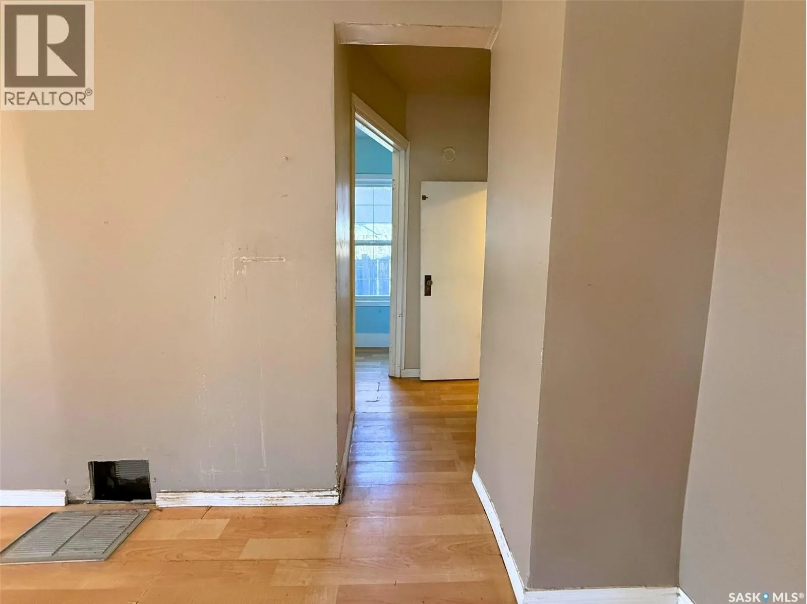 562 Athabasca STREET W