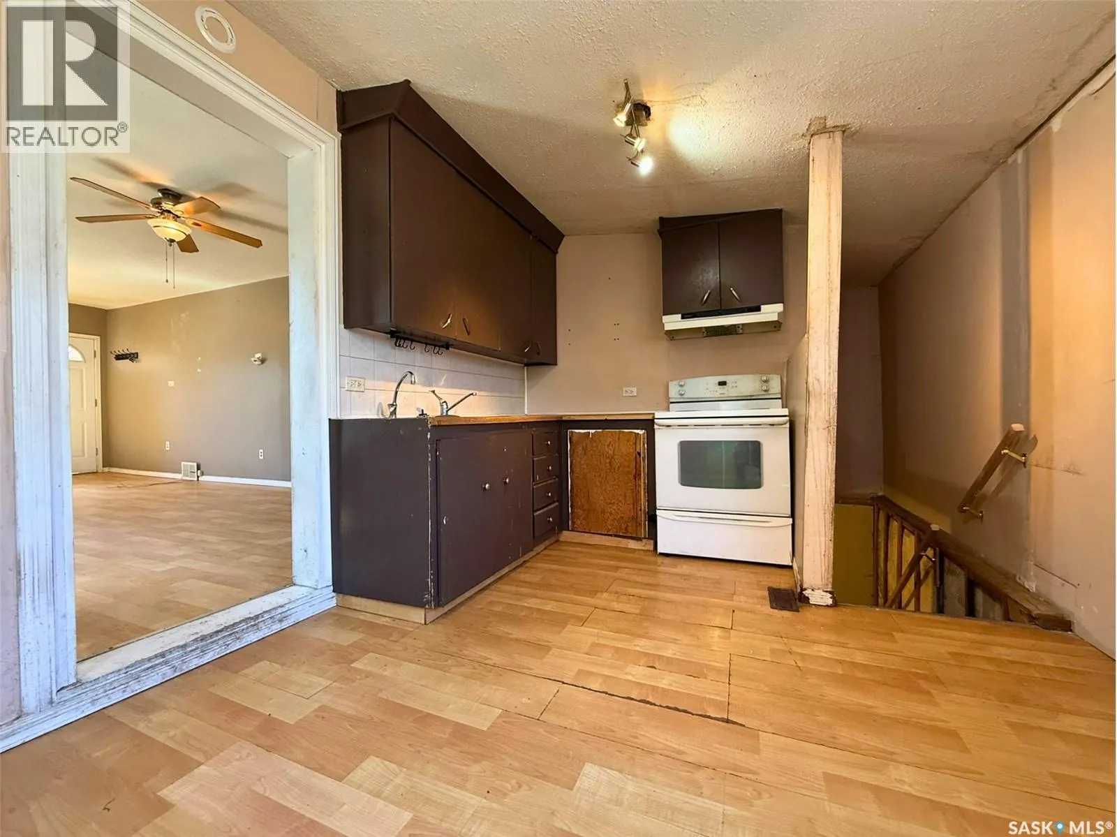 562 Athabasca STREET W