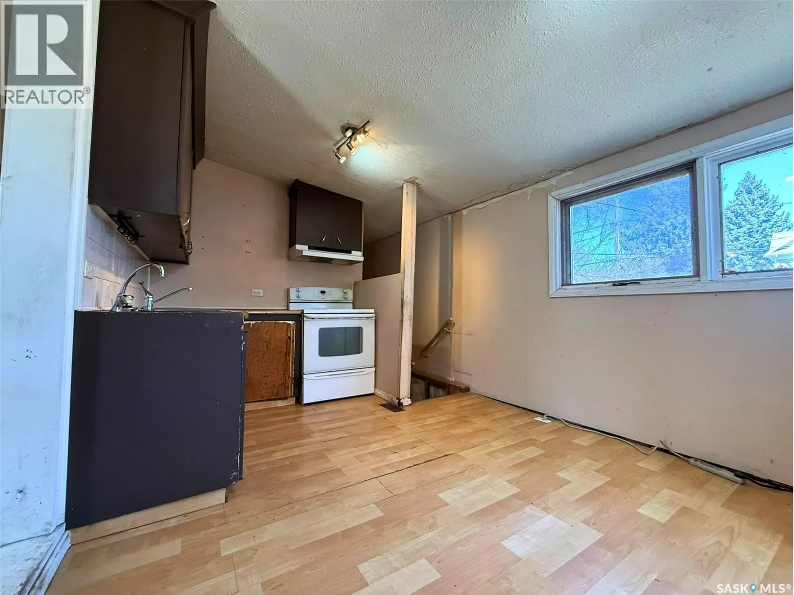 562 Athabasca STREET W