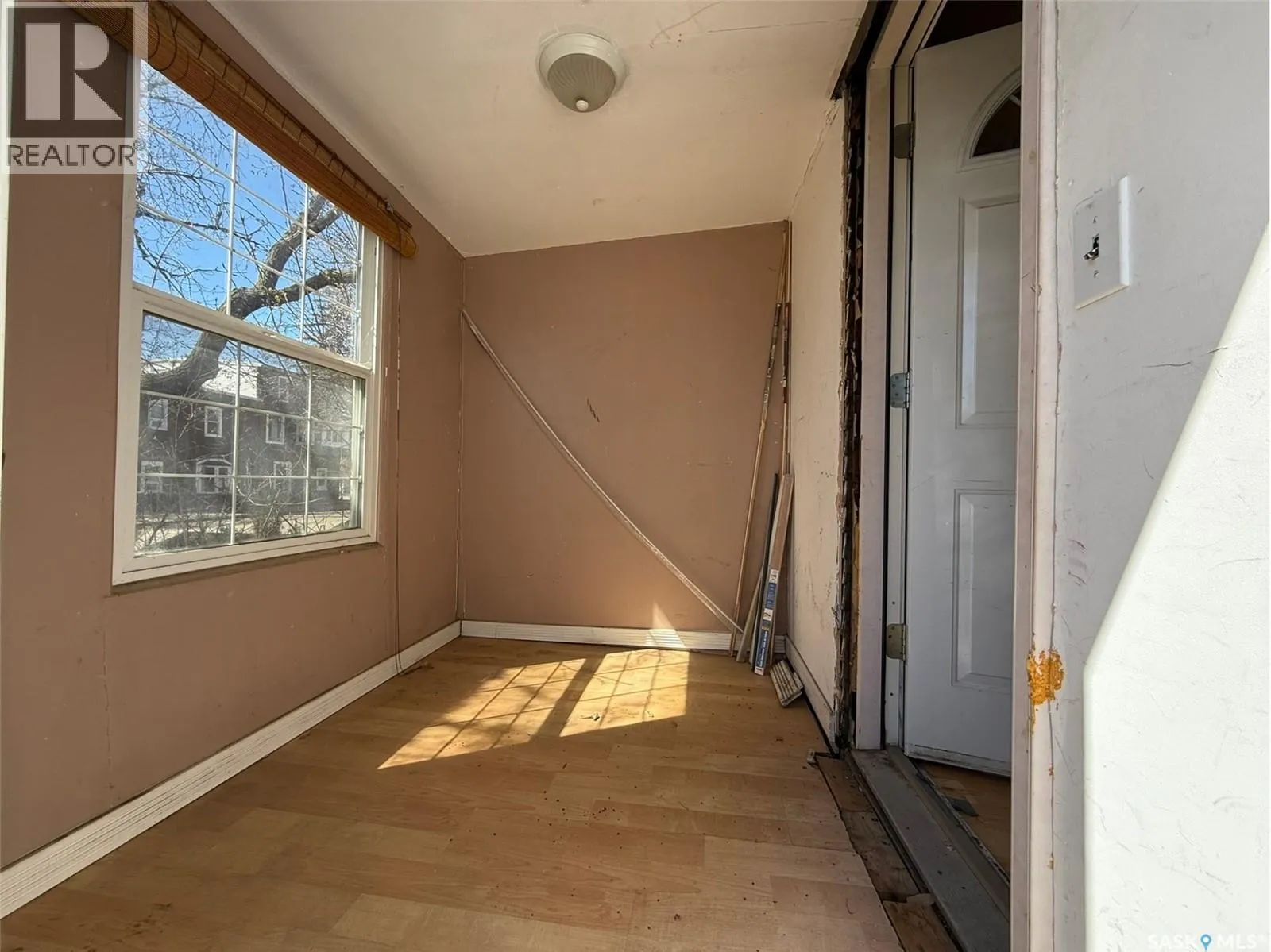562 Athabasca STREET W