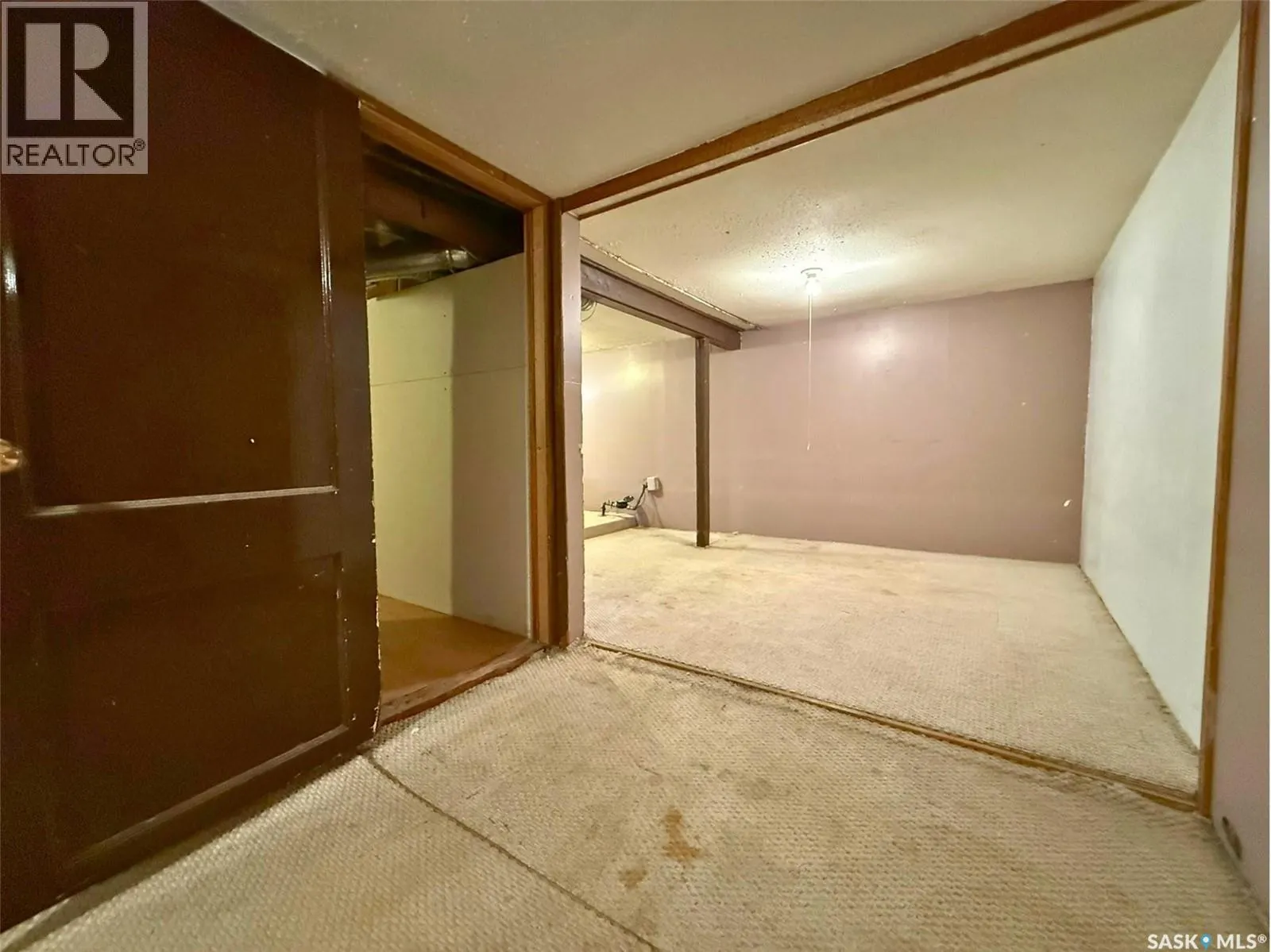562 Athabasca STREET W