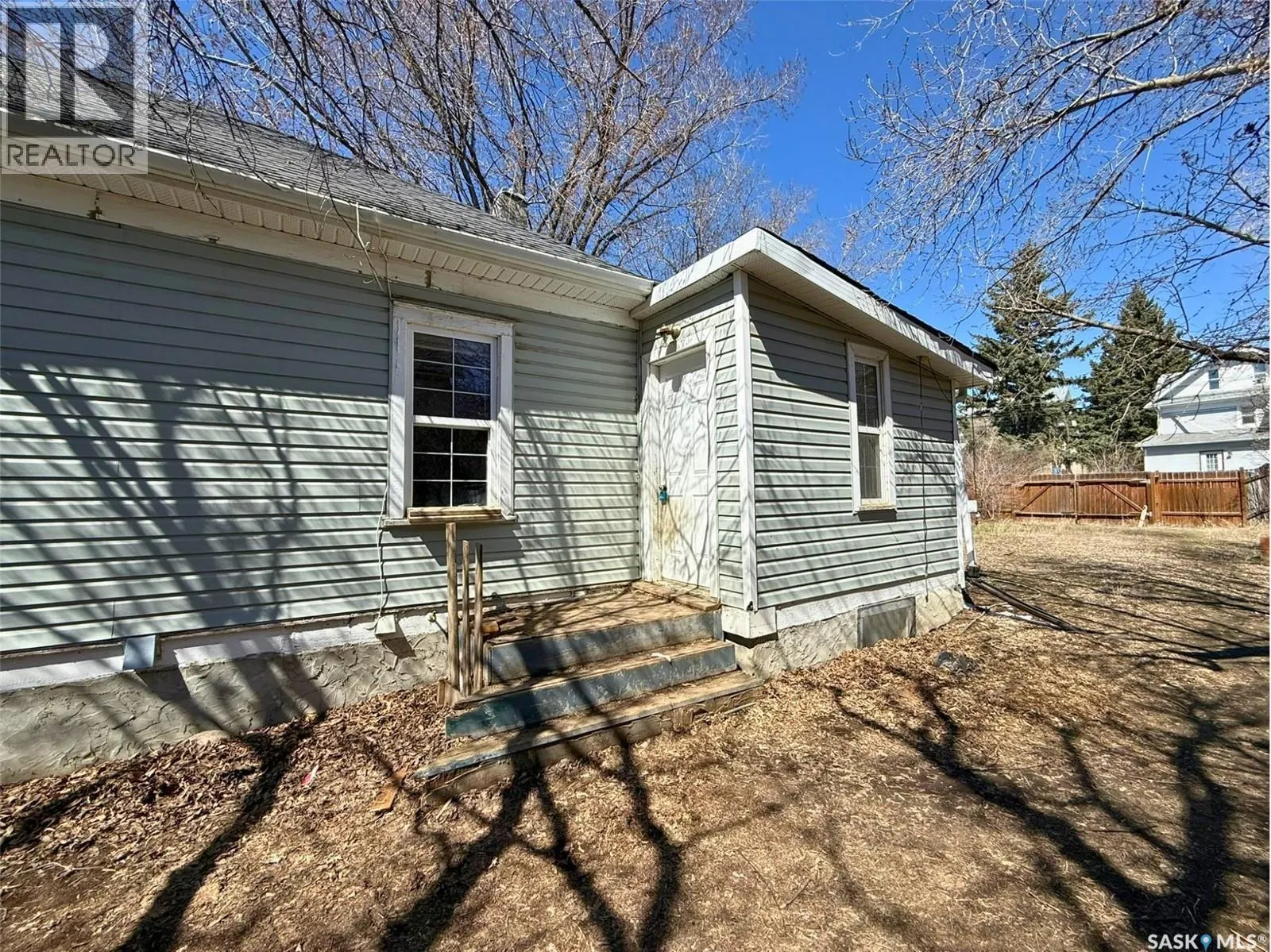 562 Athabasca STREET W