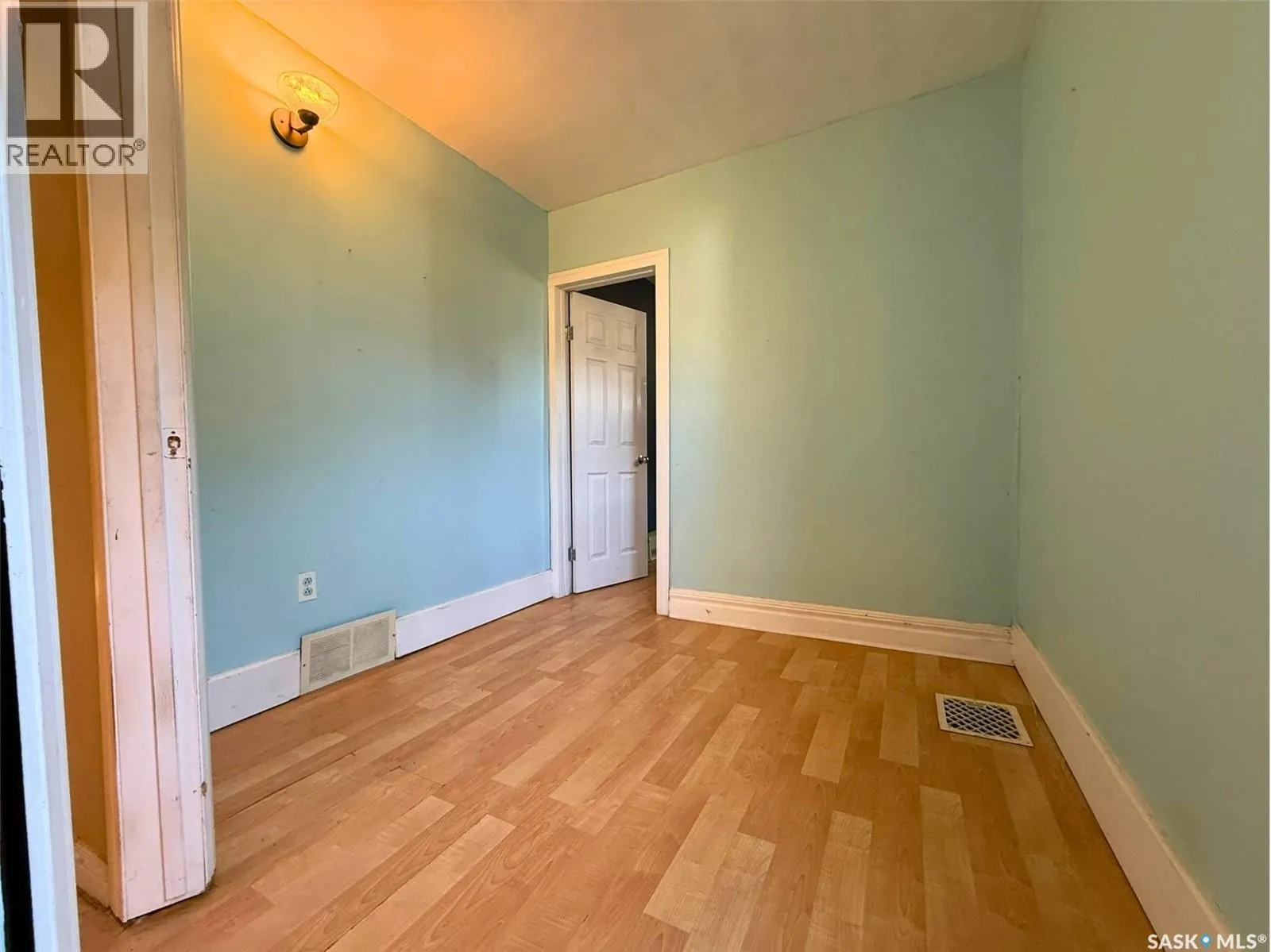 562 Athabasca STREET W