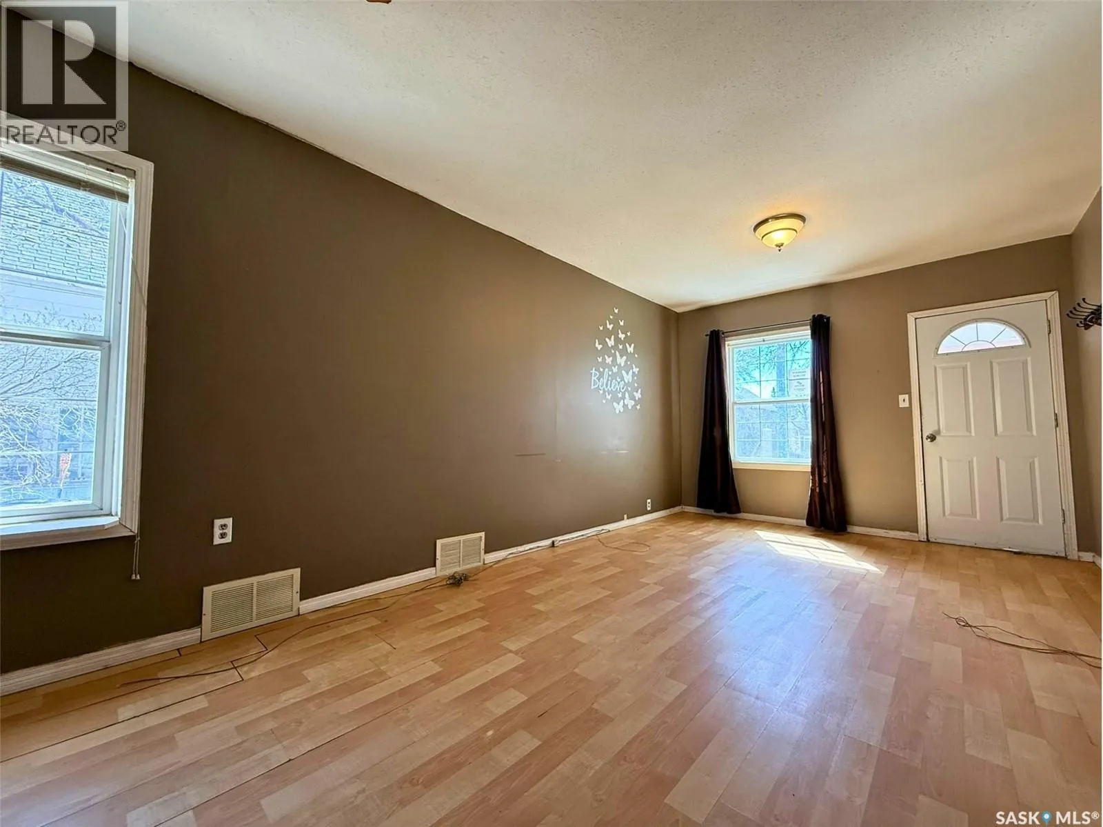 562 Athabasca STREET W