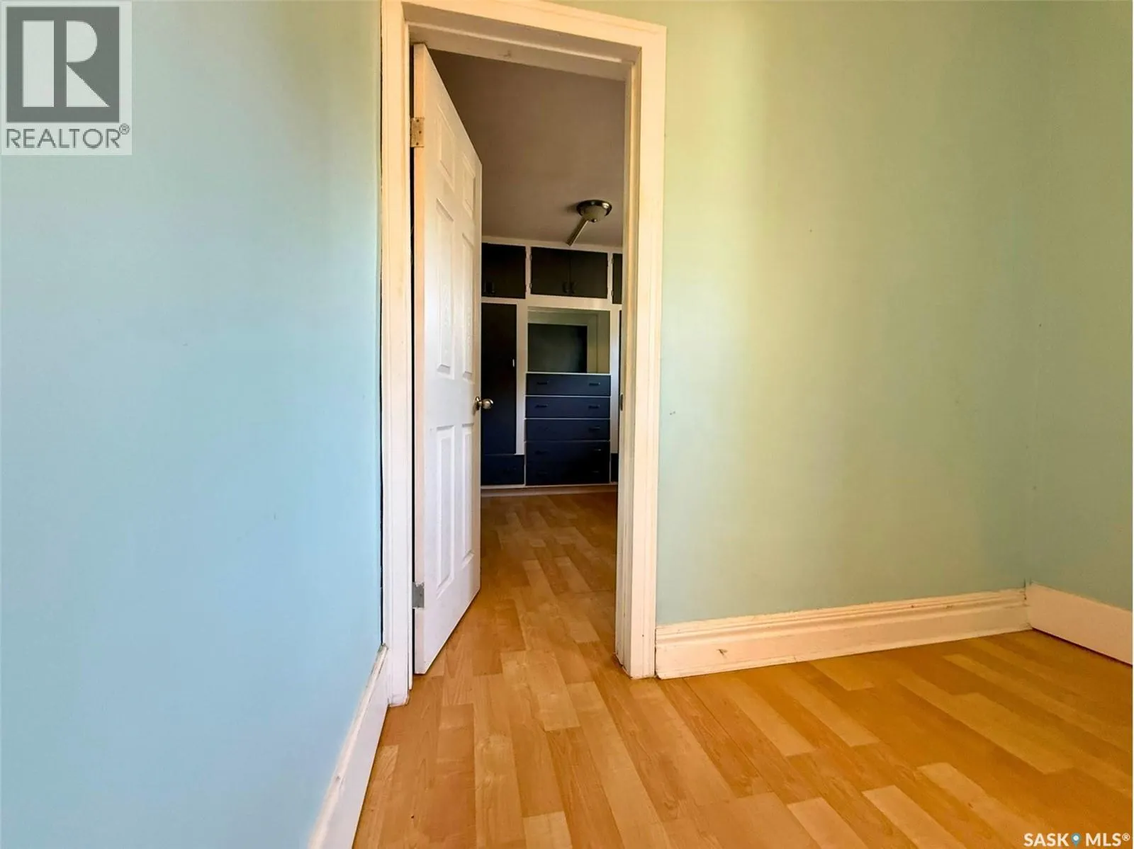 562 Athabasca STREET W