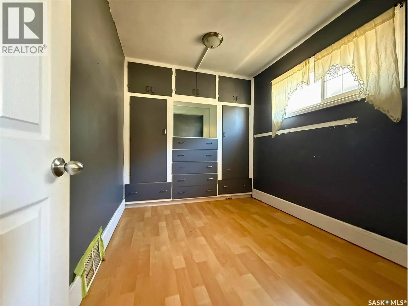 562 Athabasca STREET W