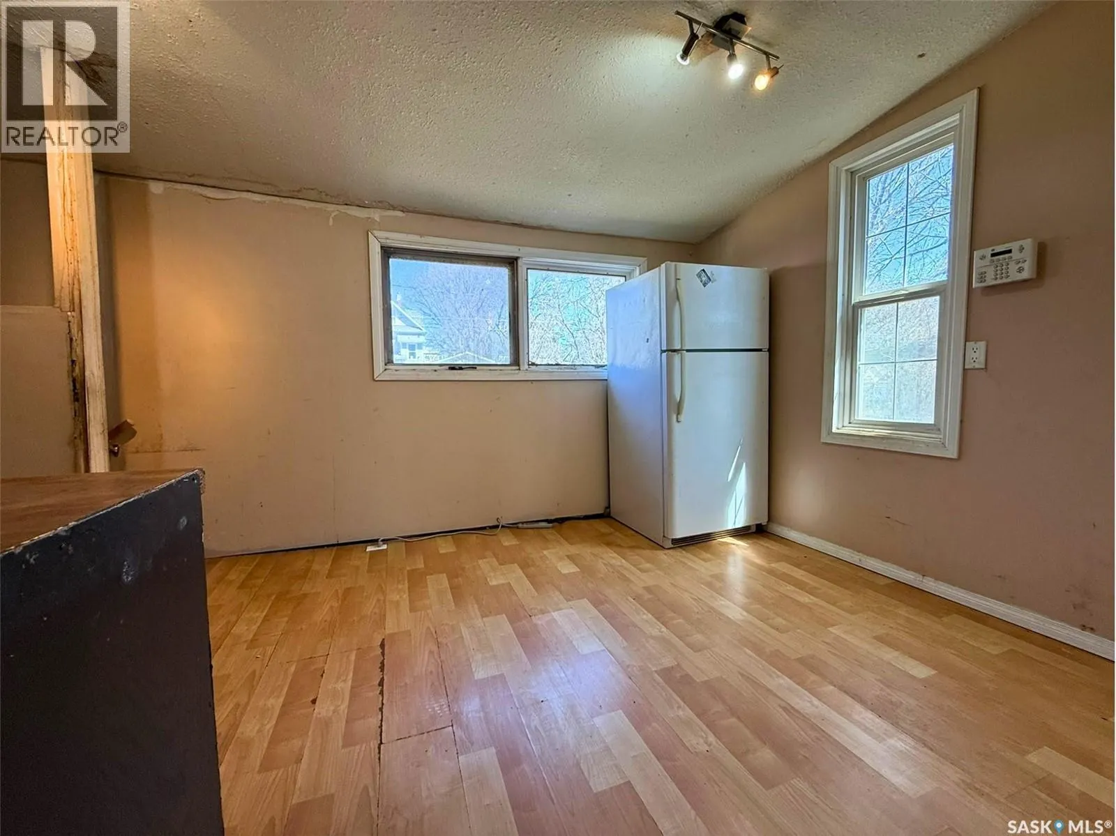 562 Athabasca STREET W