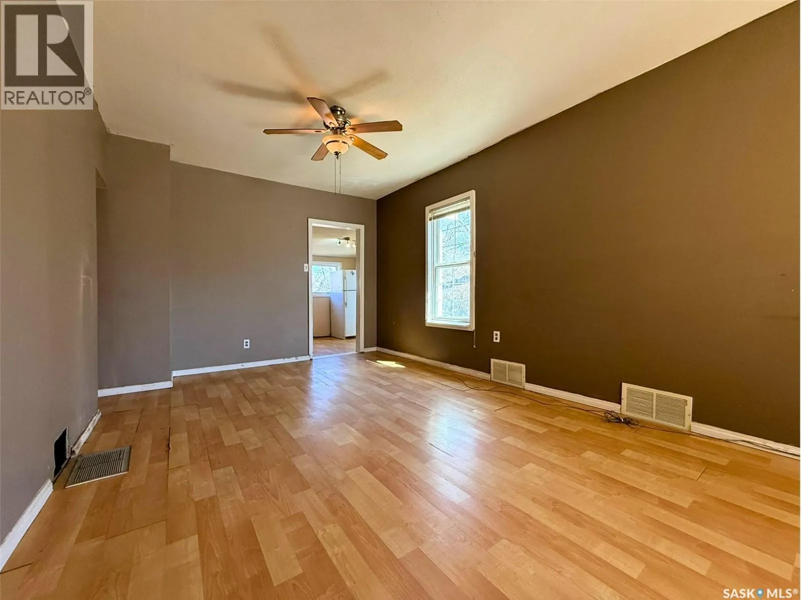 562 Athabasca STREET W