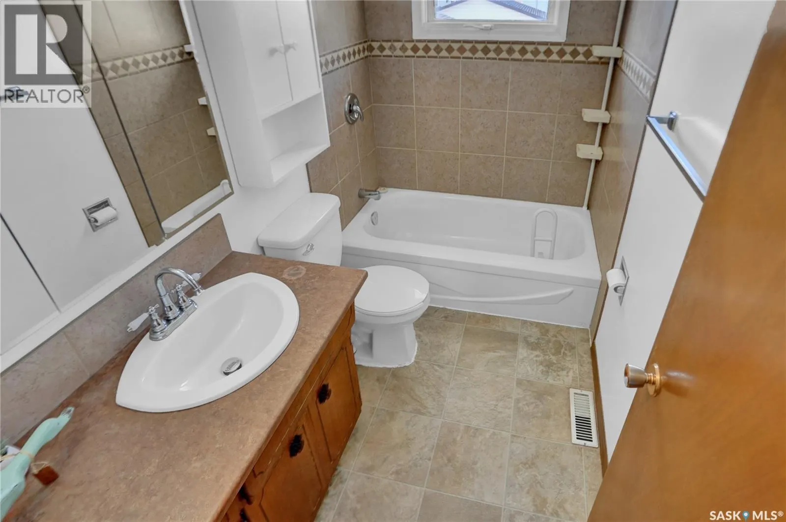 1507 Caribou STREET W