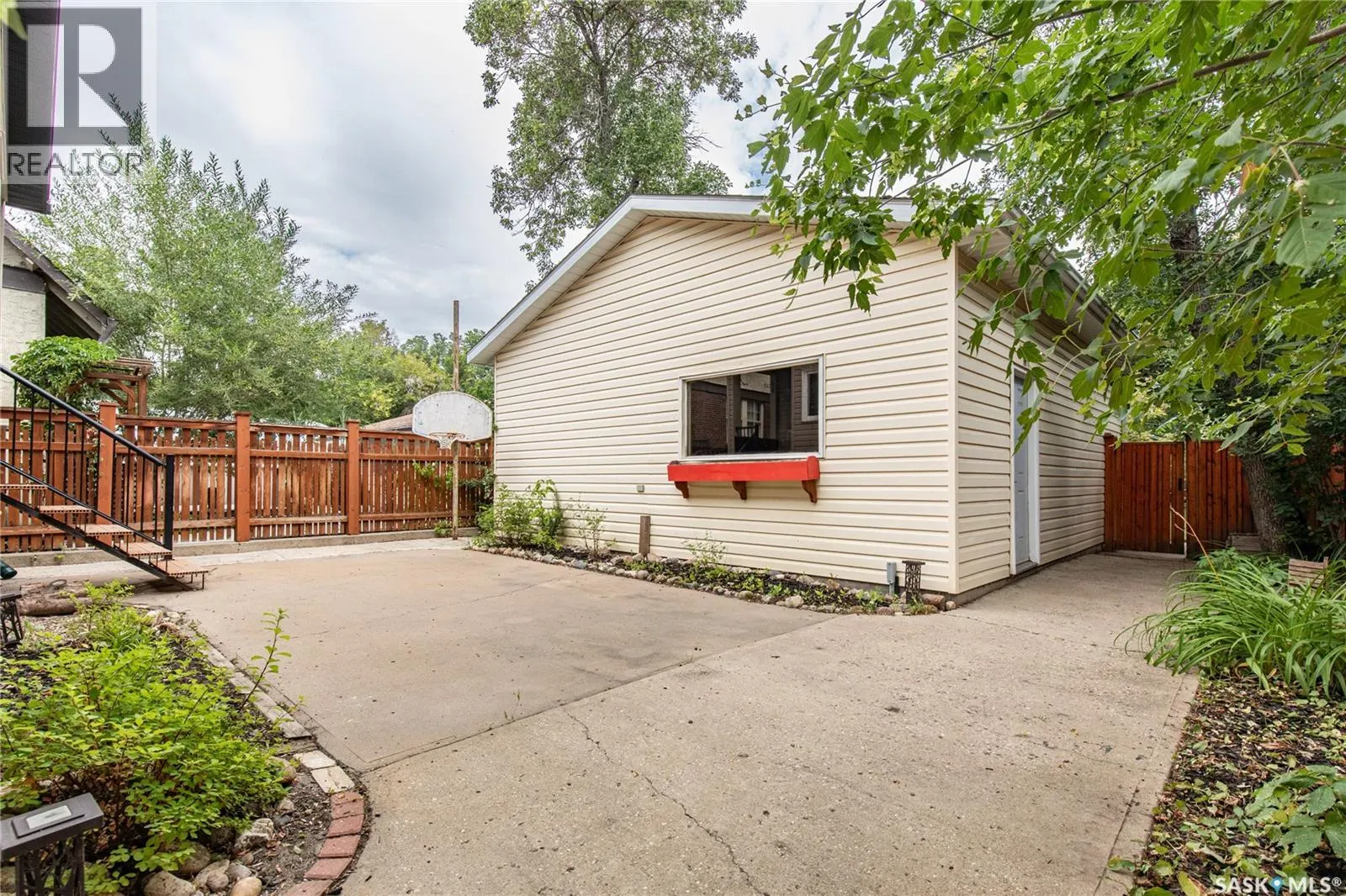 1037 Chestnut AVENUE