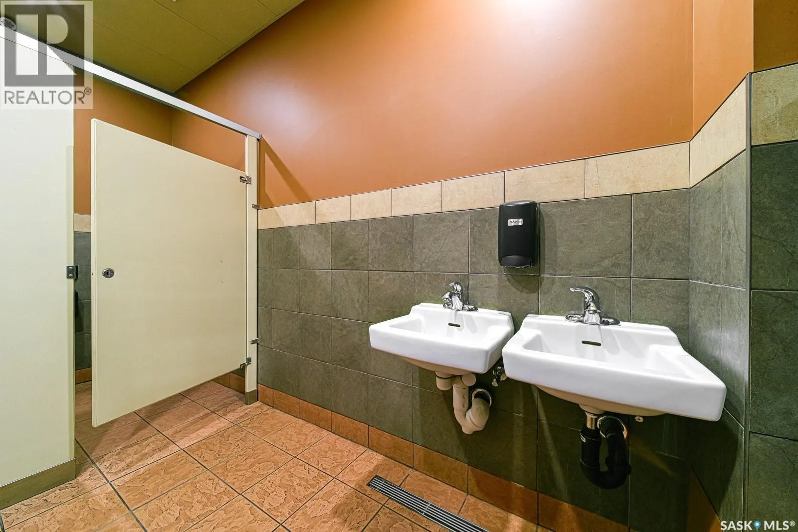 204 Manitoba STREET W