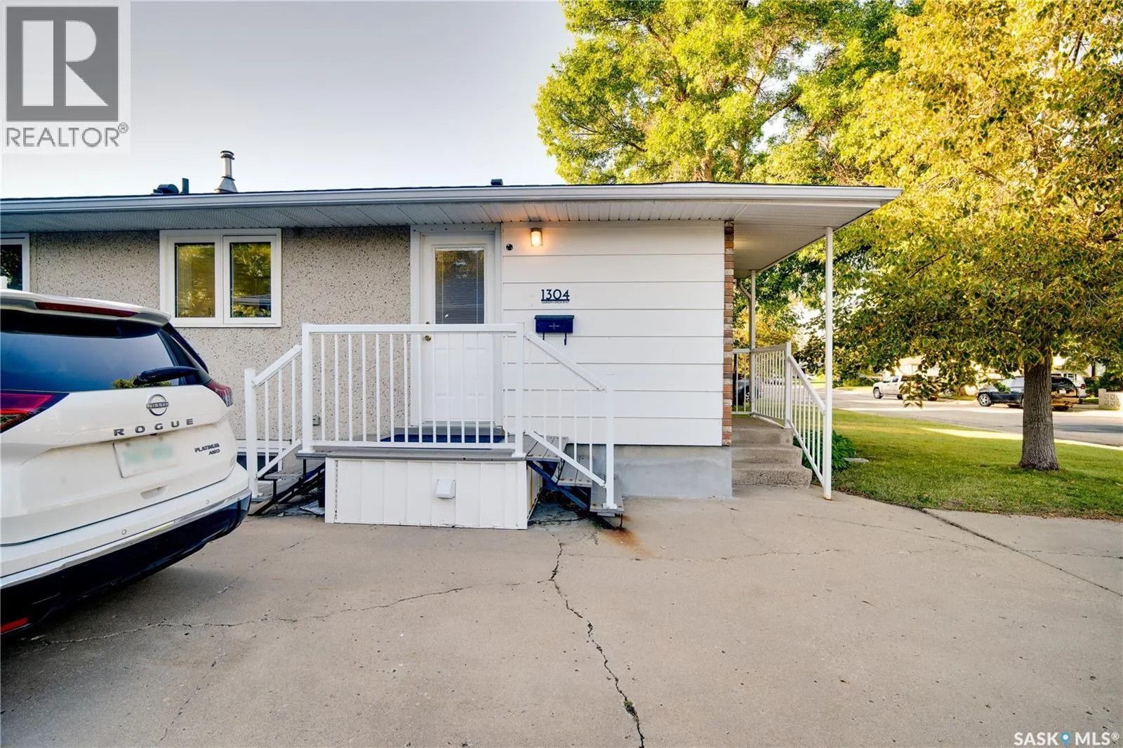 1304 Queen CRESCENT