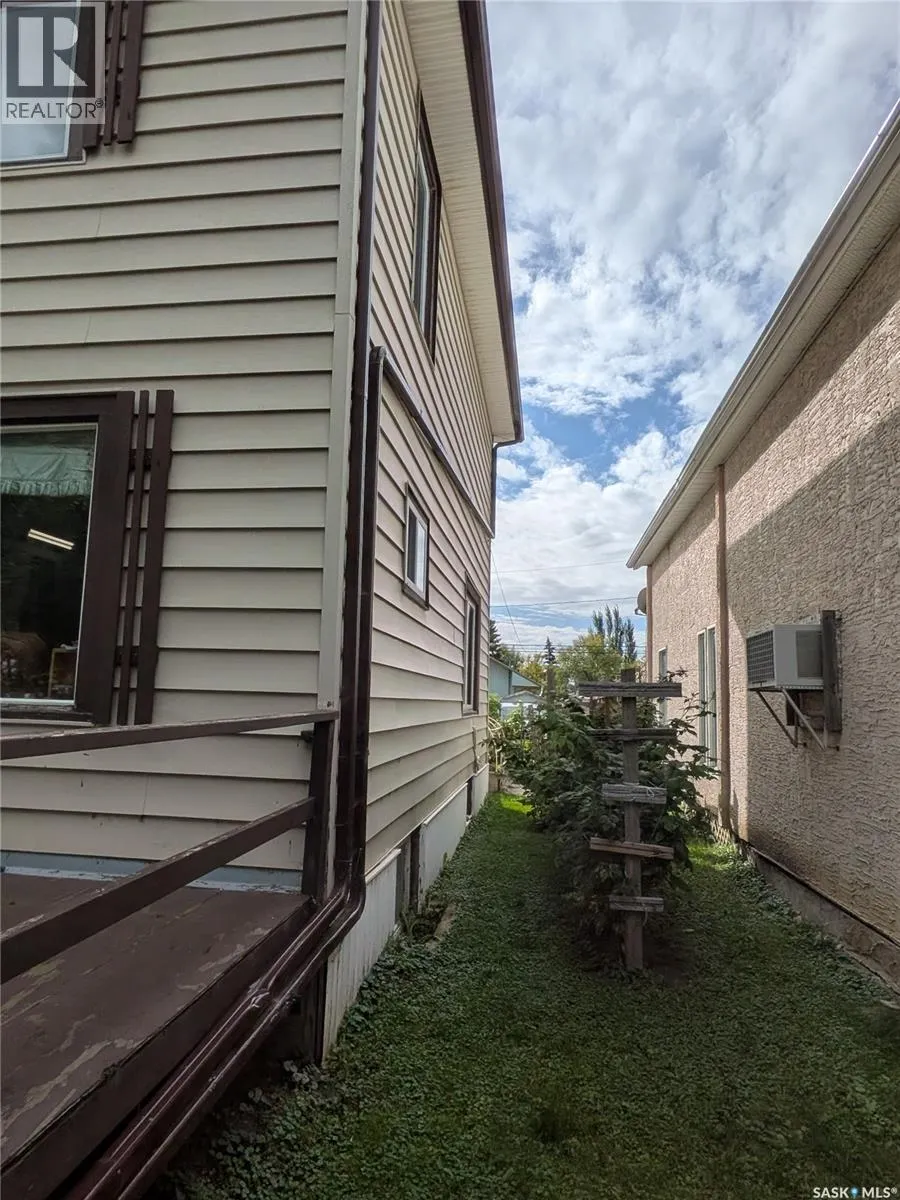337 9th STREET E