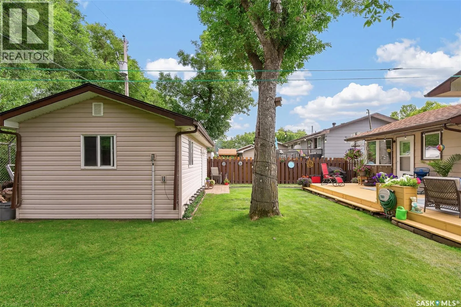 919 Holdsworth CRESCENT