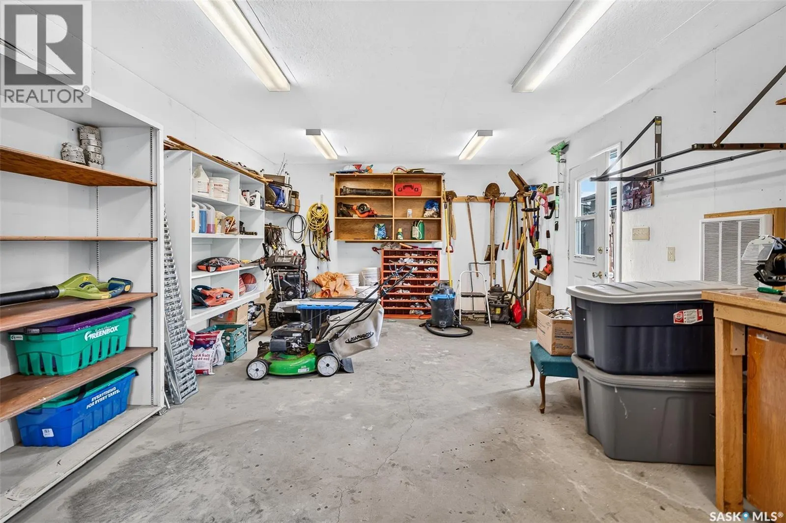 919 Holdsworth CRESCENT
