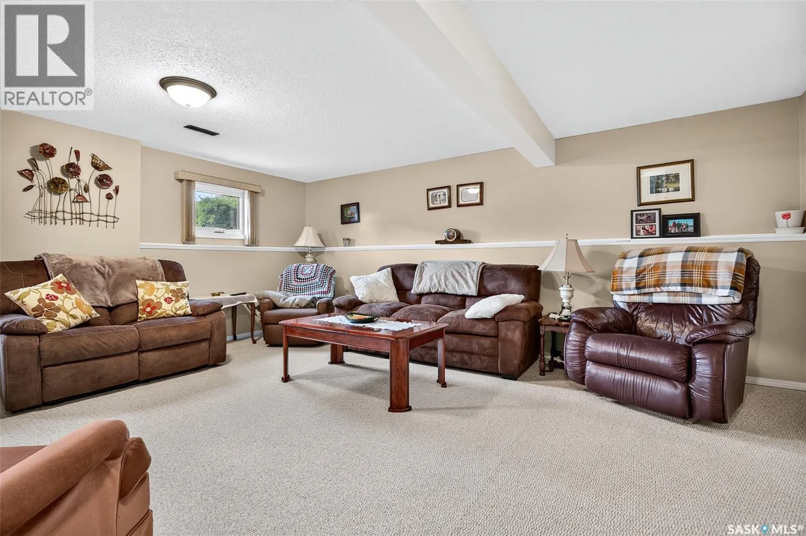 919 Holdsworth CRESCENT
