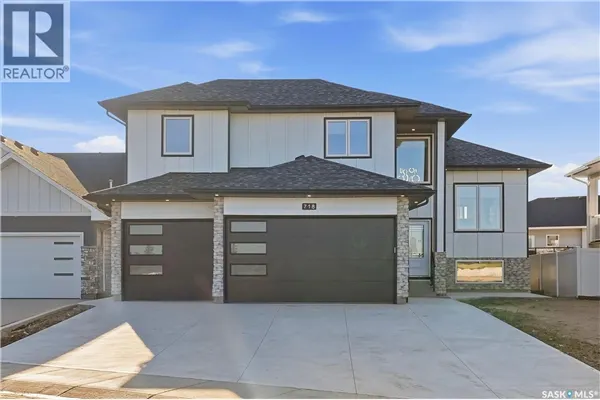 718 Weir CRESCENT
