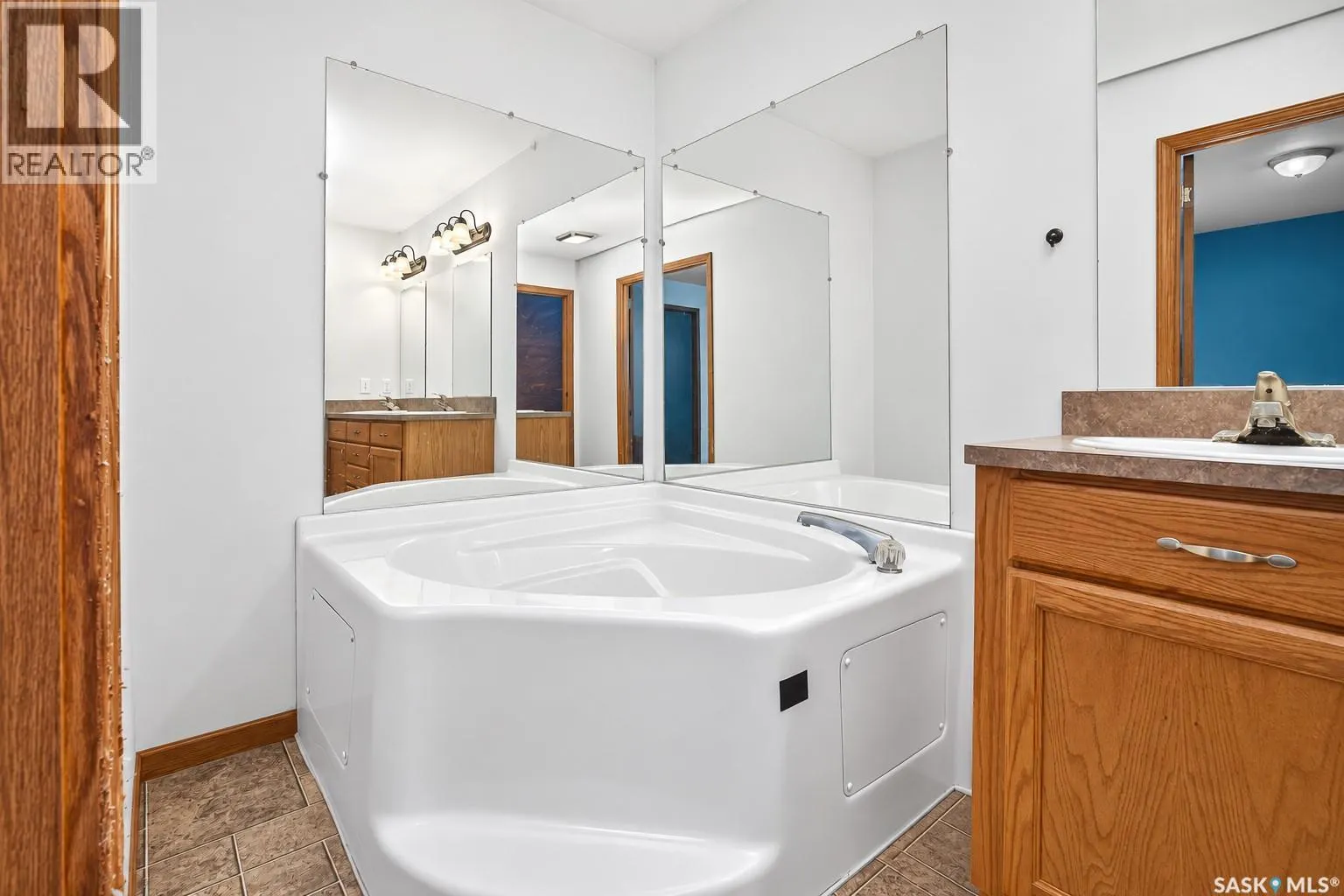 J5 1295 9th AVENUE NE