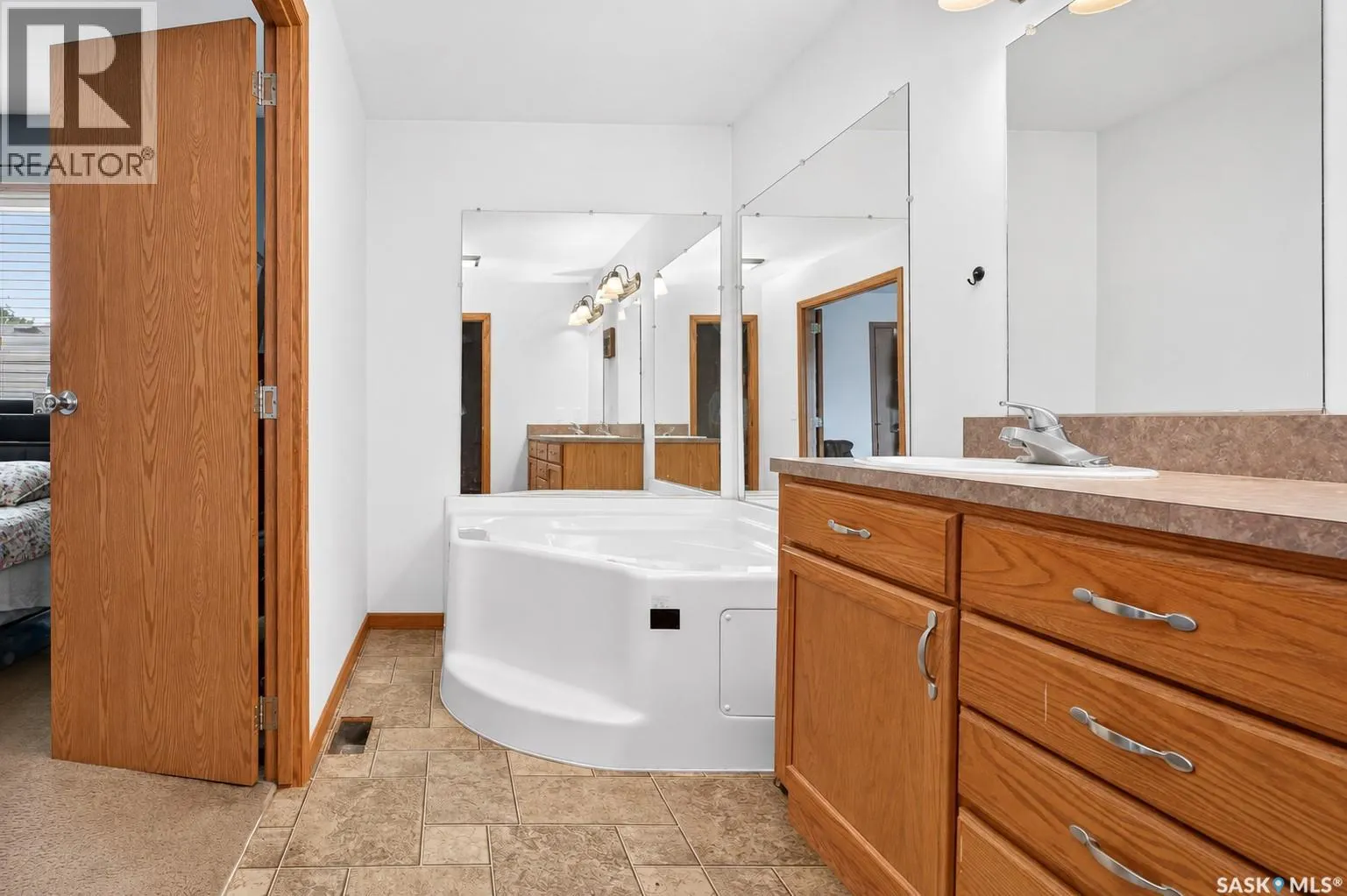 J5 1295 9th AVENUE NE