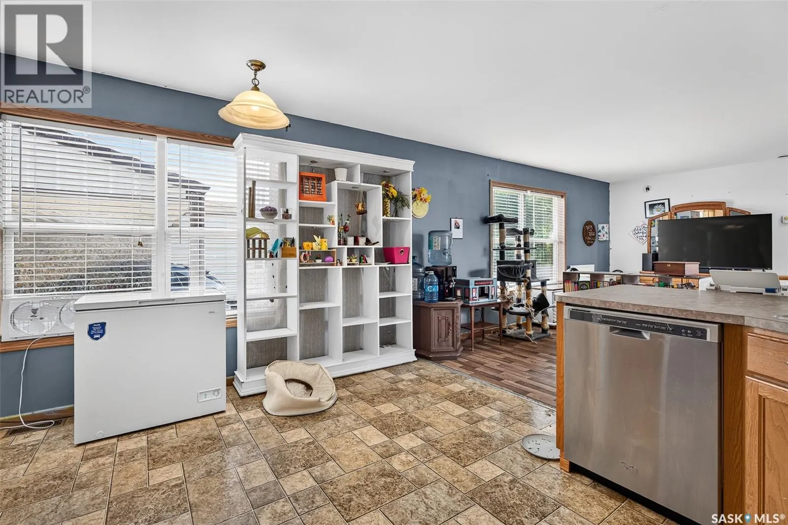 J5 1295 9th AVENUE NE