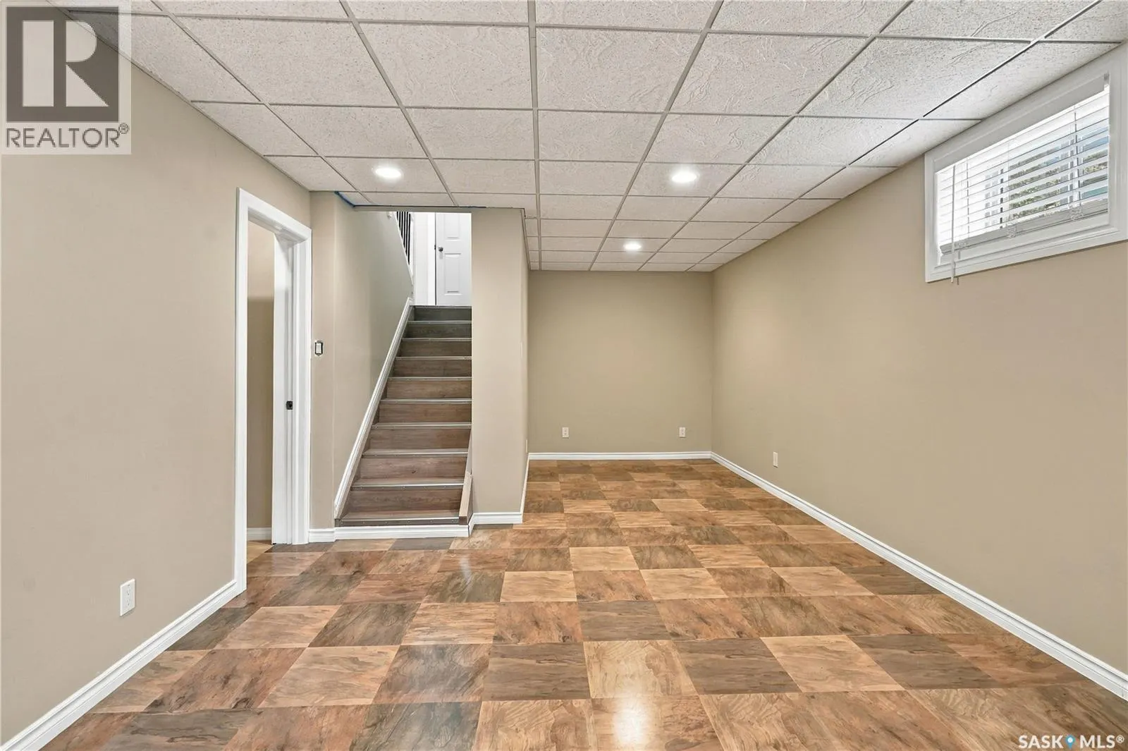 106 5th AVENUE W