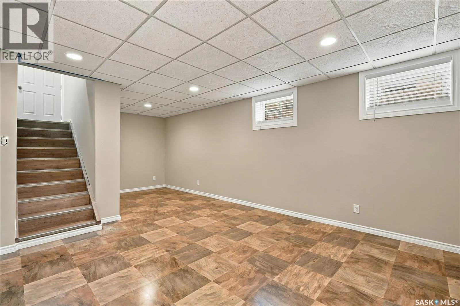 106 5th AVENUE W