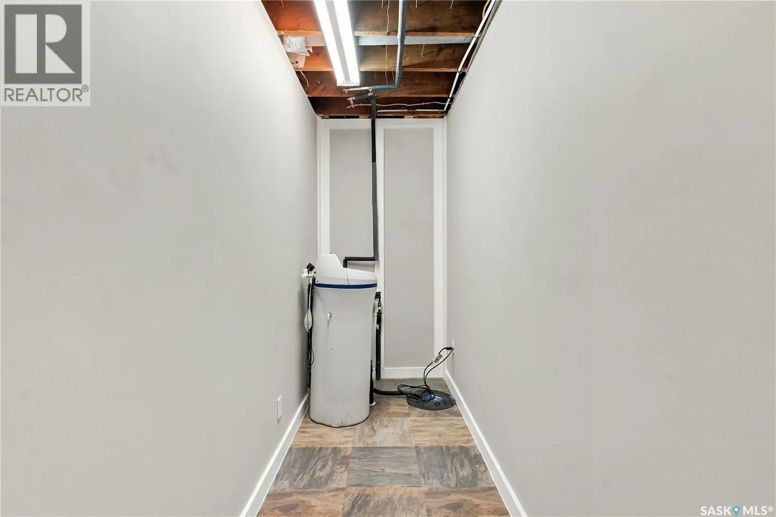 106 5th AVENUE W