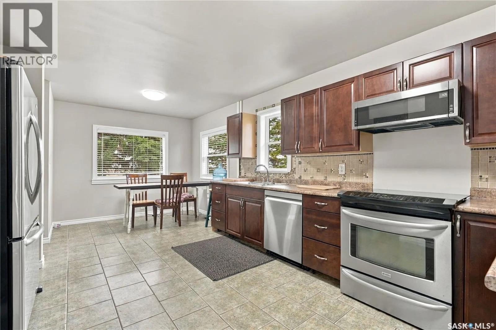 106 5th AVENUE W