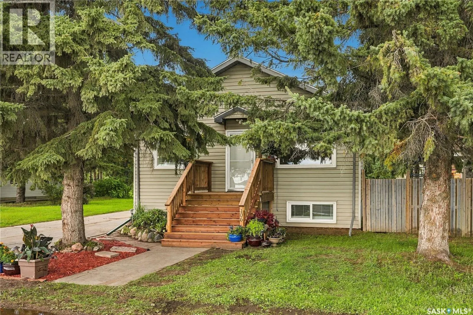 106 5th AVENUE W