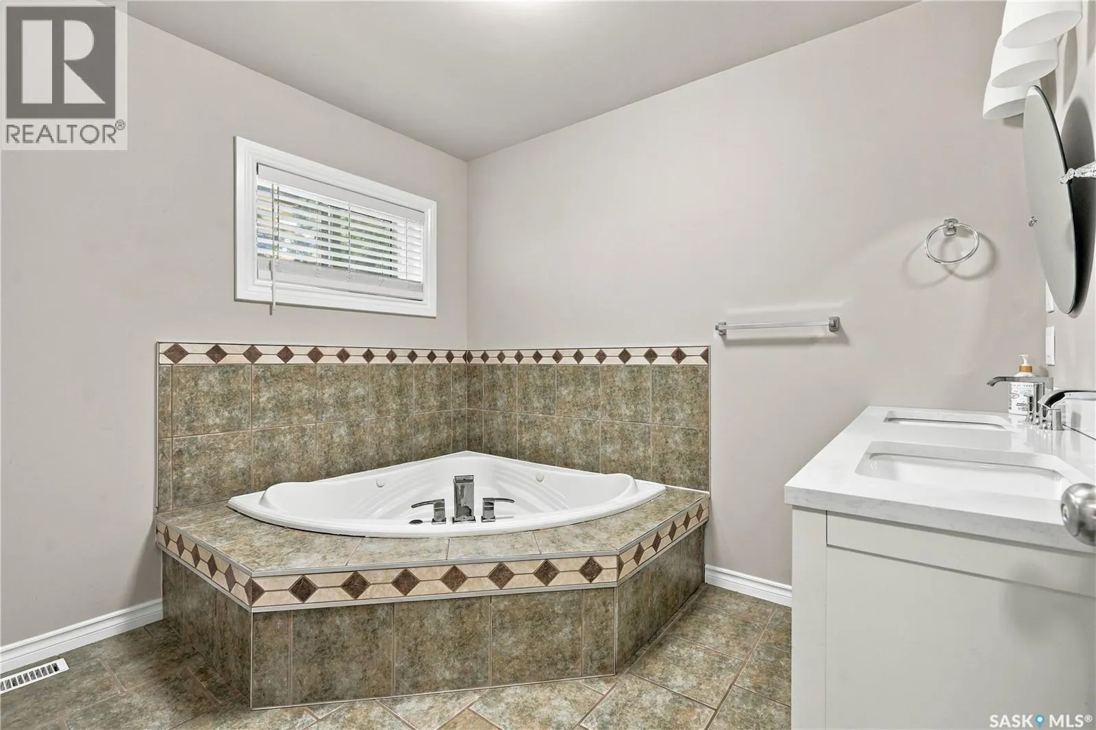 106 5th AVENUE W