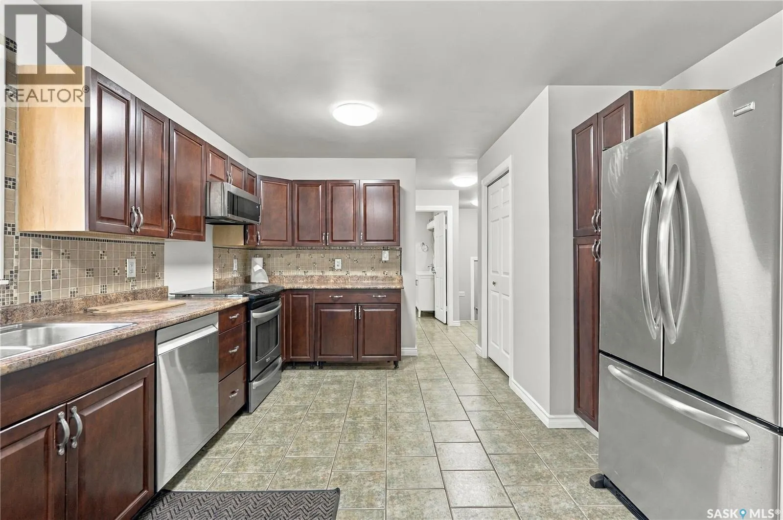 106 5th AVENUE W