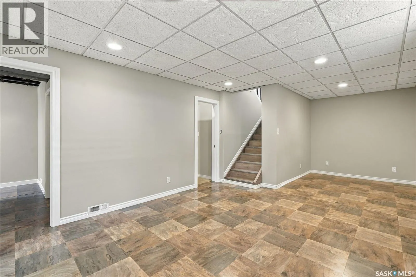 106 5th AVENUE W