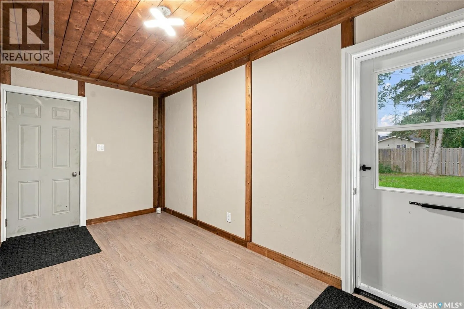 106 5th AVENUE W